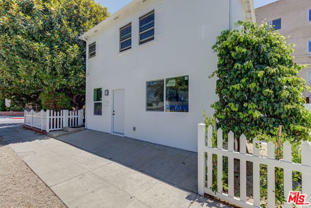 11906 Rochester, Los Angeles, CA 90025