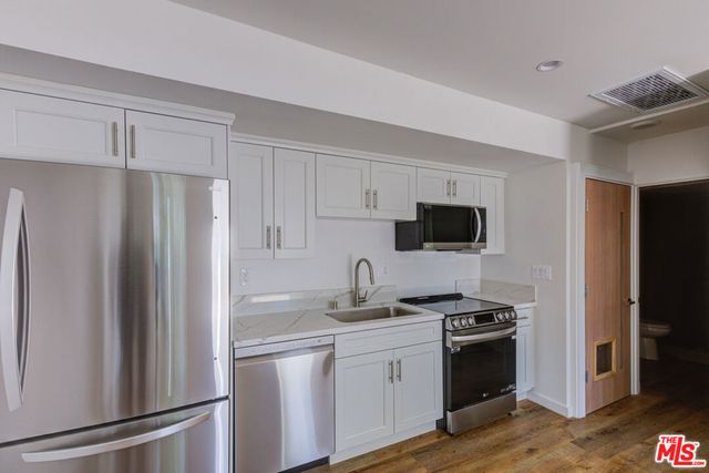 11906 Rochester, Los Angeles, CA 90025