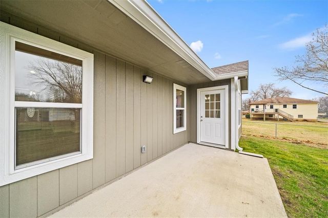 305 S Jefferson Street, Spring Hill, KS 66083