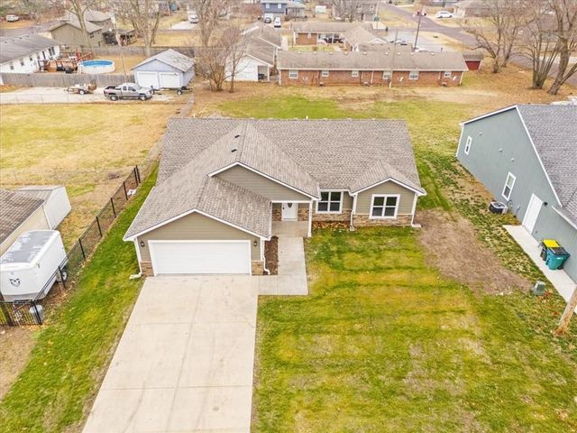 305 S Jefferson Street, Spring Hill, KS 66083