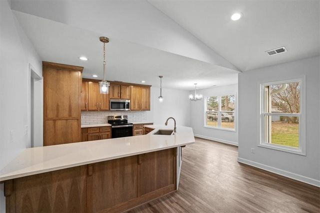 305 S Jefferson Street, Spring Hill, KS 66083