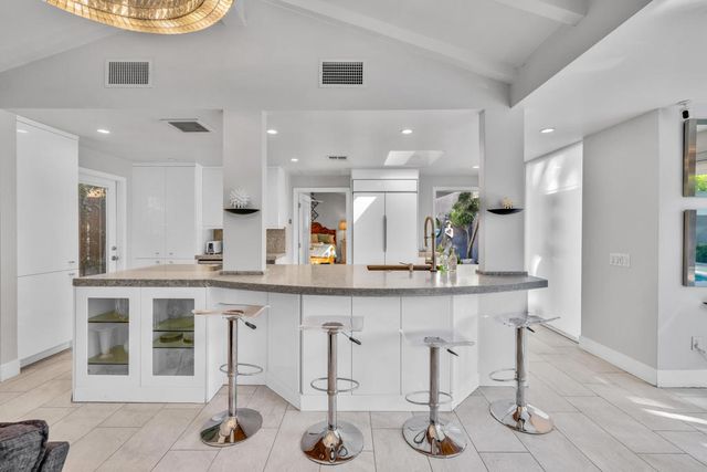 279 W Overlook Road, Palm Springs, CA 92264