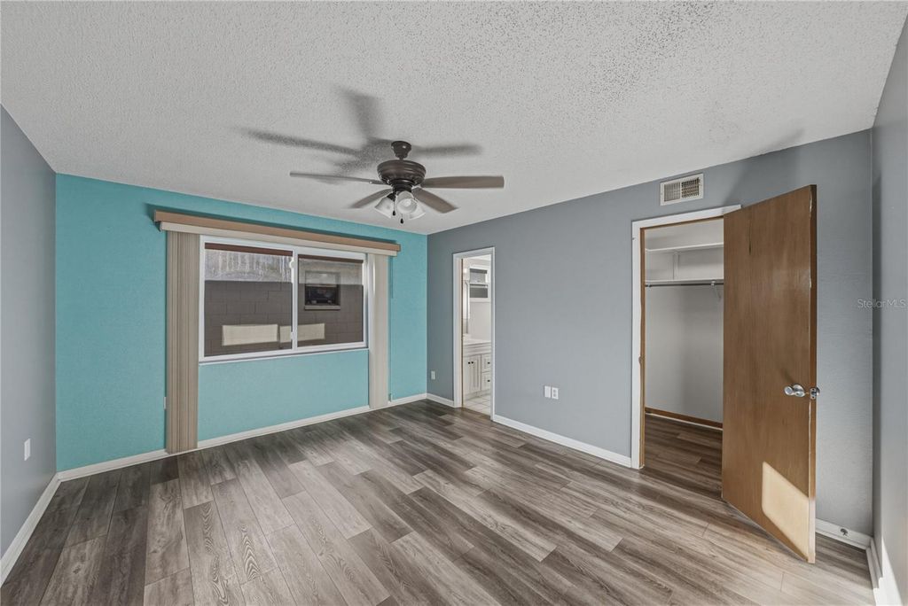 Image 13 of property listing at 466 LAKE CAROLYN CIRCLE, Lakeland, FL 33813