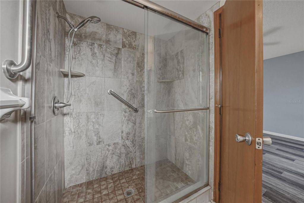 Image 17 of property listing at 466 LAKE CAROLYN CIRCLE, Lakeland, FL 33813