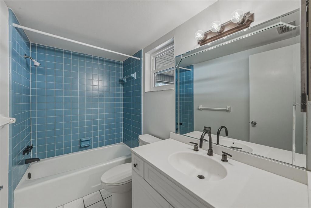 Image 20 of property listing at 466 LAKE CAROLYN CIRCLE, Lakeland, FL 33813