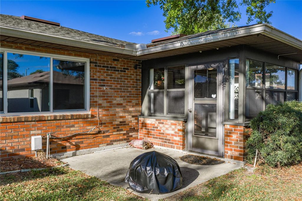 Image 28 of property listing at 466 LAKE CAROLYN CIRCLE, Lakeland, FL 33813