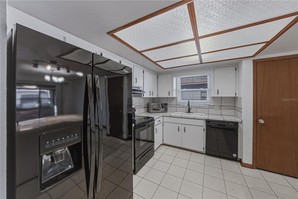 Image 4 of property listing at 466 LAKE CAROLYN CIRCLE, Lakeland, FL 33813