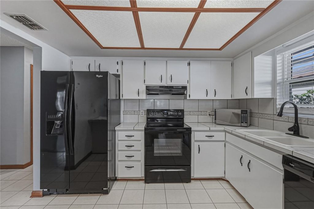 Image 6 of property listing at 466 LAKE CAROLYN CIRCLE, Lakeland, FL 33813