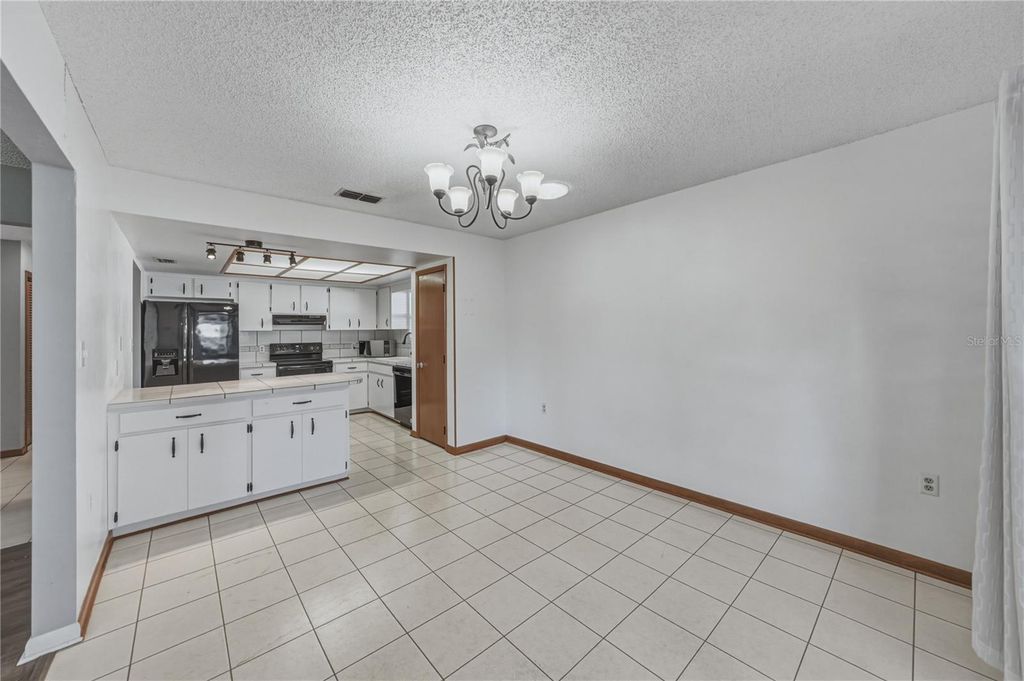 Image 8 of property listing at 466 LAKE CAROLYN CIRCLE, Lakeland, FL 33813