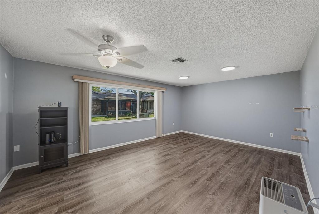 Image 10 of property listing at 466 LAKE CAROLYN CIRCLE, Lakeland, FL 33813