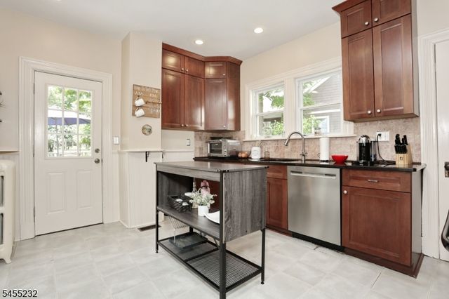 142 Wyckoff, Waldwick Boro, NJ 07463