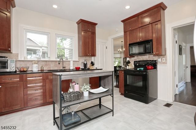 142 Wyckoff, Waldwick Boro, NJ 07463