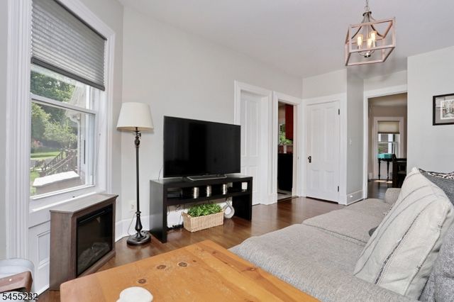 142 Wyckoff, Waldwick Boro, NJ 07463