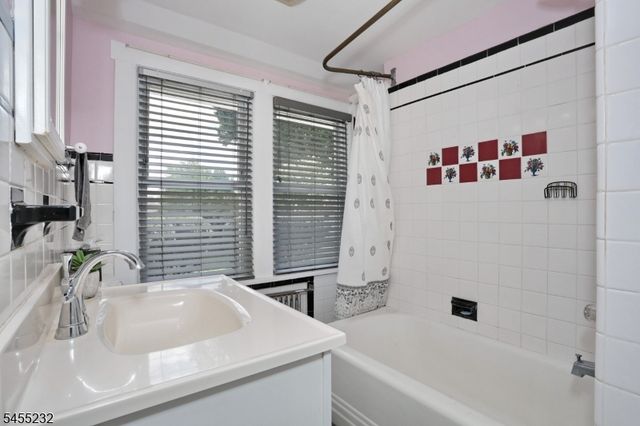 142 Wyckoff, Waldwick Boro, NJ 07463