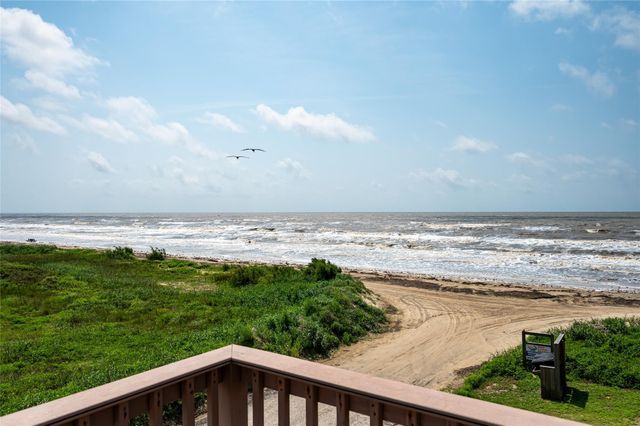 963 James Road, Gilchrist, TX 77617