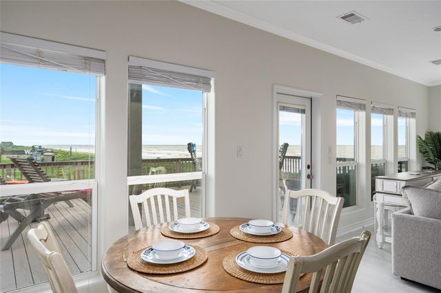 963 James Road, Gilchrist, TX 77617