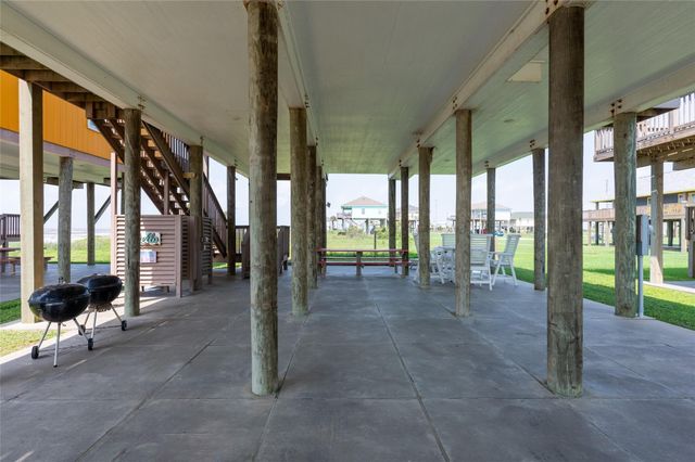 963 James Road, Gilchrist, TX 77617