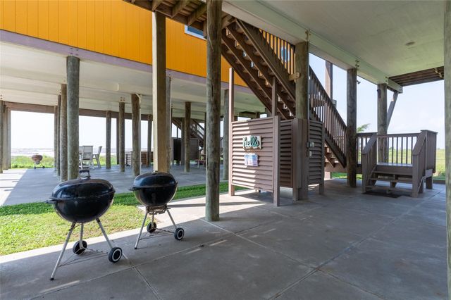 963 James Road, Gilchrist, TX 77617