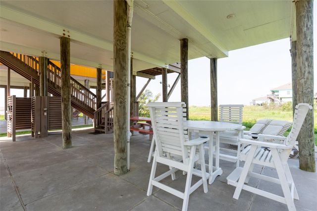 963 James Road, Gilchrist, TX 77617