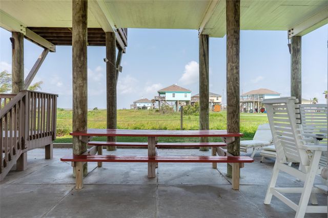963 James Road, Gilchrist, TX 77617