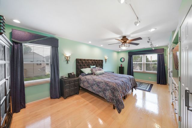1170 Green Knolls Drive, Buffalo Grove, IL 60089