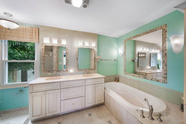 1170 Green Knolls Drive, Buffalo Grove, IL 60089