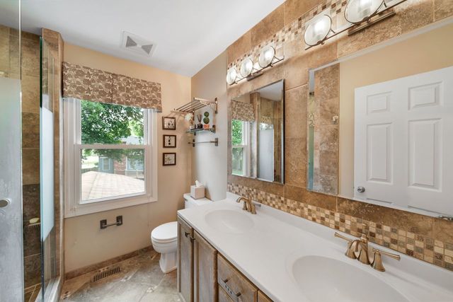1170 Green Knolls Drive, Buffalo Grove, IL 60089