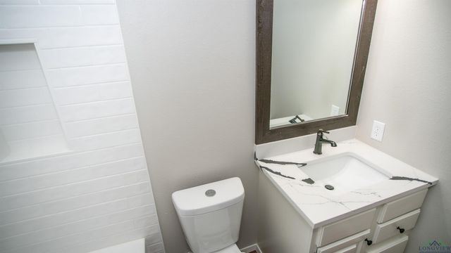 2605 Cedarcrest Dr, Marshall, TX 75672