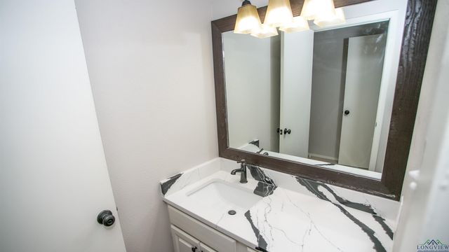 2605 Cedarcrest Dr, Marshall, TX 75672