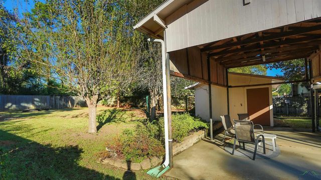 2605 Cedarcrest Dr, Marshall, TX 75672