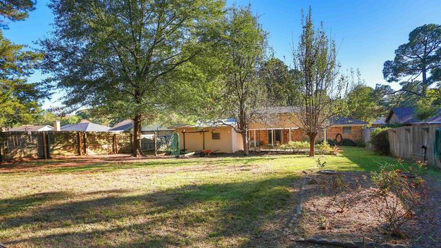 2605 Cedarcrest Dr, Marshall, TX 75672