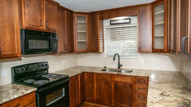 2605 Cedarcrest Dr, Marshall, TX 75672