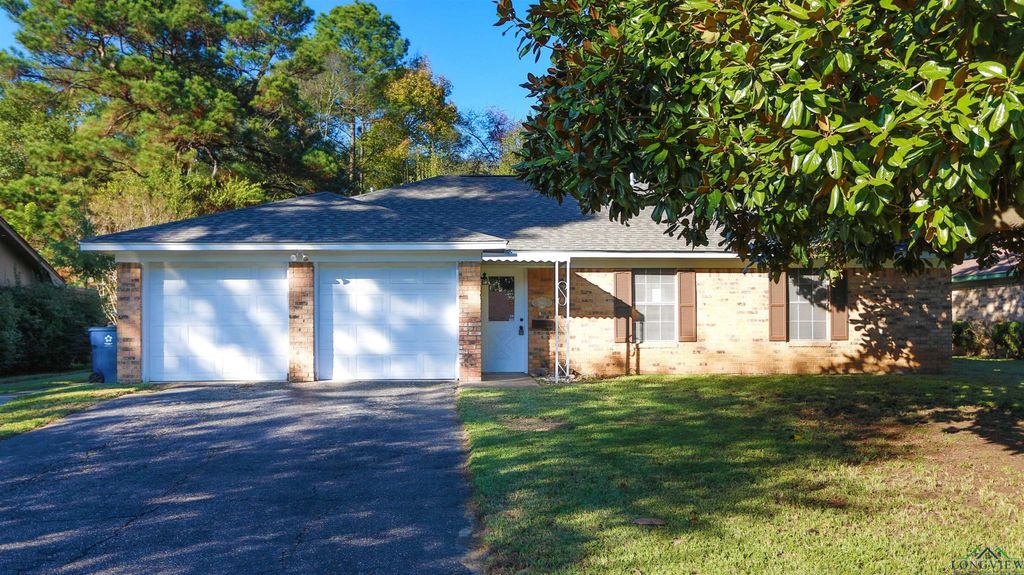 2605 Cedarcrest Dr, Marshall, TX 75672