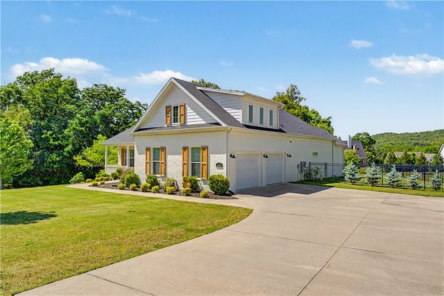 1350 S Spring Loop, Fayetteville, AR 72703