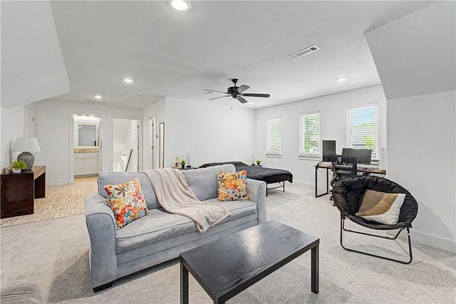 1350 S Spring Loop, Fayetteville, AR 72703