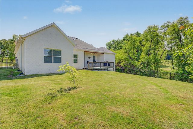 1350 S Spring Loop, Fayetteville, AR 72703