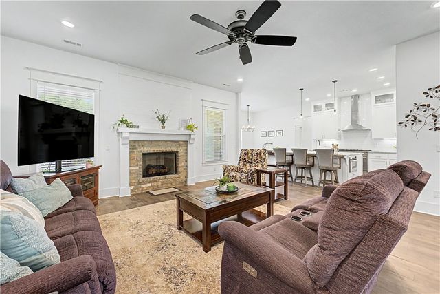 1350 S Spring Loop, Fayetteville, AR 72703