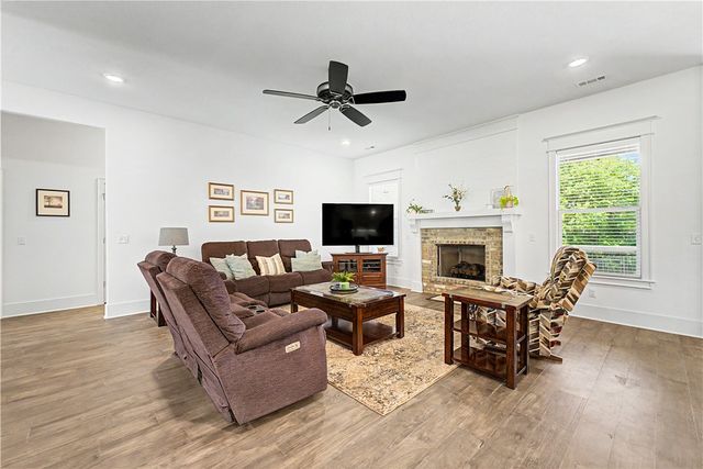 1350 S Spring Loop, Fayetteville, AR 72703