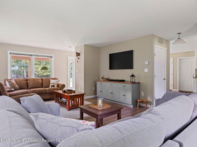 26 Thistle Grove, Round Top, NY 12473