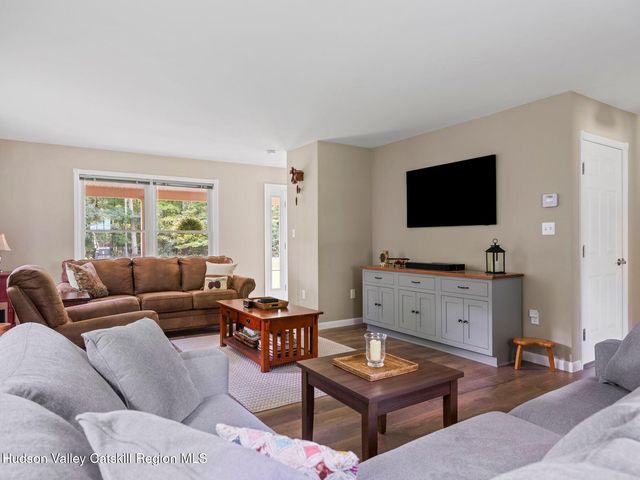 26 Thistle Grove, Round Top, NY 12473