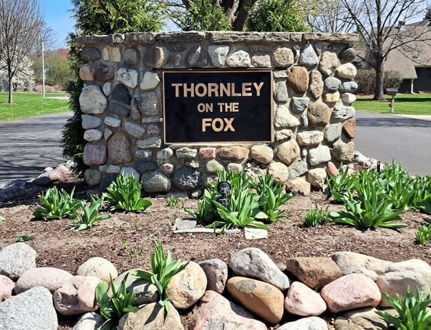 135 Thornhill Farm Lane, St. Charles, IL 60175