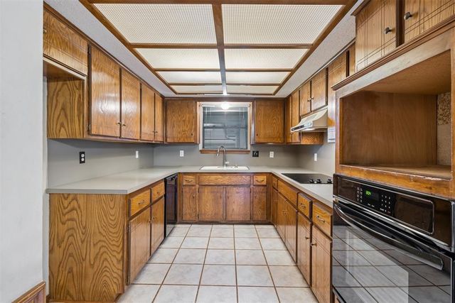 2100 E Sandy Creek Trail, Edmond, OK 73013