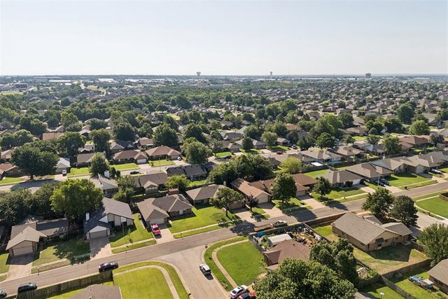 2100 E Sandy Creek Trail, Edmond, OK 73013