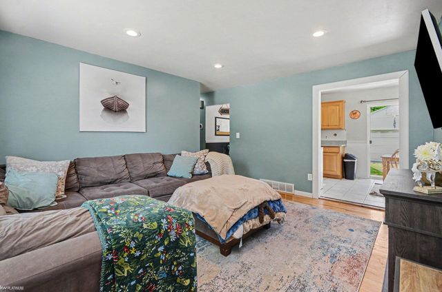29808 Maplegrove Street, St Clair Shores, MI 48082