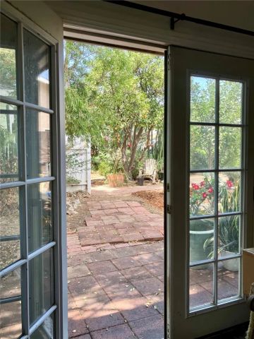 13516 Dyer Street, Sylmar, CA 91342