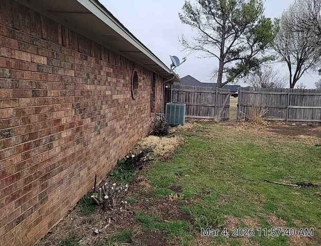 22 NW Valleybrook Dr, Lawton, OK 73505