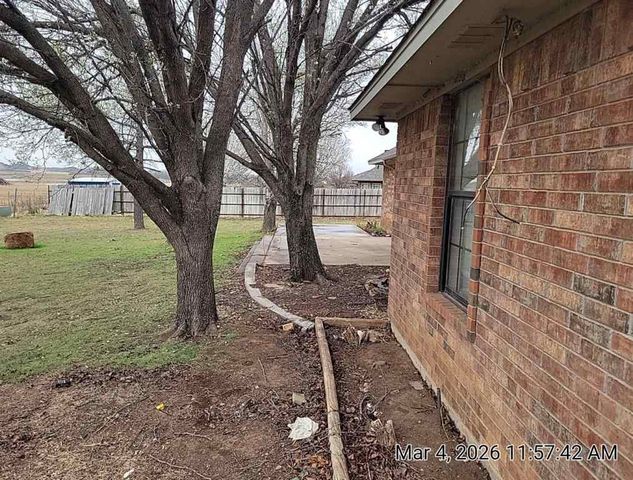 22 NW Valleybrook Dr, Lawton, OK 73505