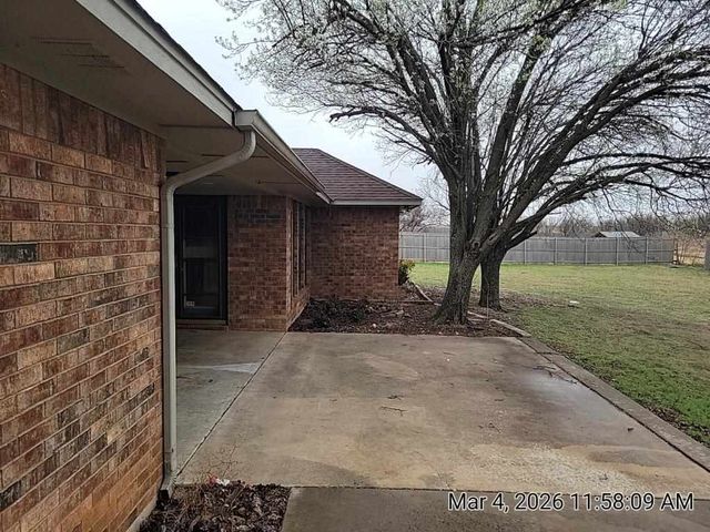 22 NW Valleybrook Dr, Lawton, OK 73505