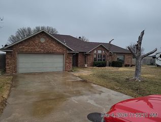 22 NW Valleybrook Dr, Lawton, OK 73505
