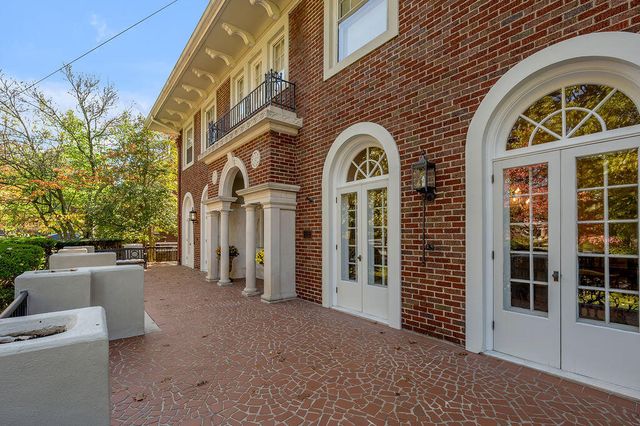 1014 Richmond Road, Lexington, KY 40502